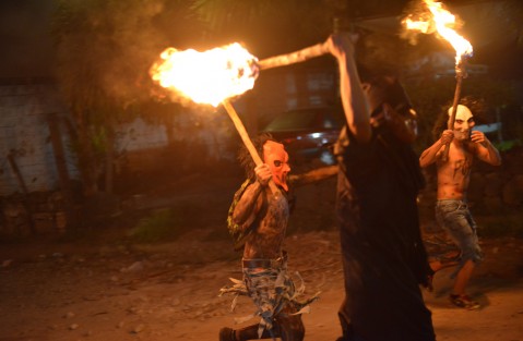 Recorren la calle principal de la comunidad hasta el parque central, donde una figura de cartón representa el mal humor y es ahí donde con antorcha en mano, capuchas y máscaras, preden fuego a la figura.
