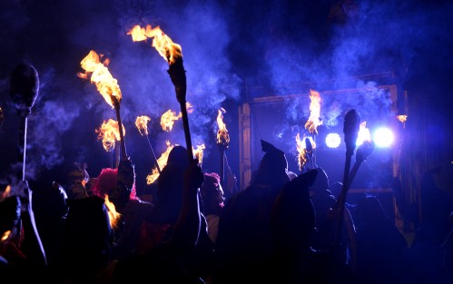Recorren la calle principal de la comunidad hasta el parque central, donde una figura de cartón representa el mal humor y es ahí donde con antorcha en mano, capuchas y máscaras, preden fuego a la figura.
