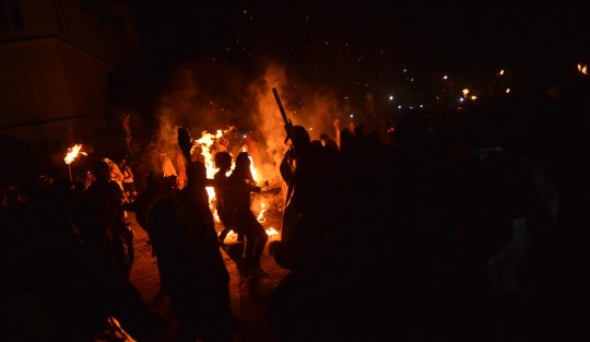 Entre música, gritos  y alegría desbordada, los encapuchados giran alrededor de la figura  y da inicio el carnaval, el cual se lleva a cabo del 24 de abril al 1 de mayo.
