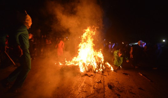 Entre música, gritos  y alegría desbordada, los encapuchados giran alrededor de la figura  y da inicio el carnaval, el cual se lleva a cabo del 24 de abril al 1 de mayo.

