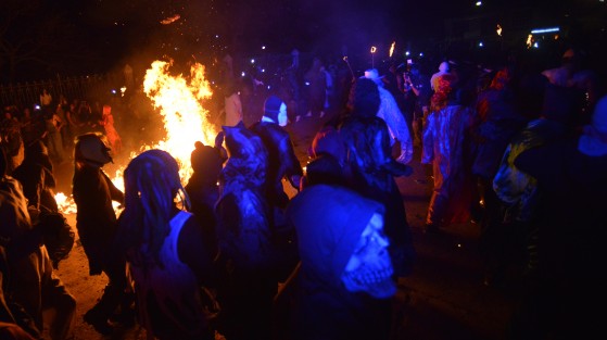 Entre música, gritos  y alegría desbordada, los encapuchados giran alrededor de la figura  y da inicio el carnaval, el cual se lleva a cabo del 24 de abril al 1 de mayo.
