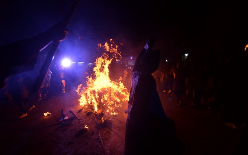 Entre música, gritos  y alegría desbordada, los encapuchados giran alrededor de la figura  y da inicio el carnaval, el cual se lleva a cabo del 24 de abril al 1 de mayo.
