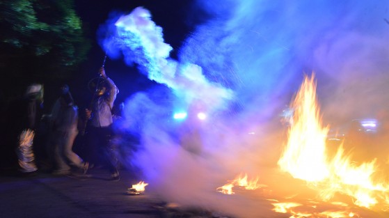 Niñosy jóvenes en Tuzamapan, mpio. de Coatepec, Ver. recorren la calle principal de la comunidad hasta el parque central, donde una figura de cartón representa el mal humor y es ahí donde con antorcha en mano, capuchas y máscaras, preden fuego a la figura. Entre música, gritos  y alegría desbordada, los encapuchados giran alrededor de la figura  y da inicio el carnaval, el cual se lleva a cabo del 24 de abril al 1 de mayo.
