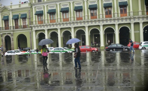 En las próximas 72 horas siguen observándose condiciones para tormentas y lluvias moderadas a fuertes en nuestra entidad, como consecuencia de la presencia del Frente estacionario No. 46.  