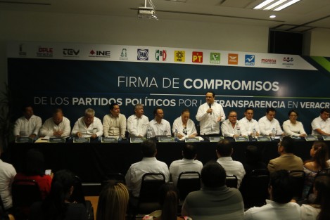 Se llevó a cabo la Firma de Compromisos de los Partidos Políticos por la Transparencia en Veracruz. Asistieron el comisionado presidente del INAI, Francisco Javier Acuña Llamas, Yolli García Álvarez, comisionada del IVAI, y representantes del OPLE y partidos políticos.