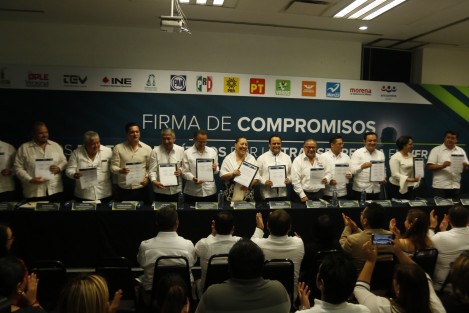 Se llevó a cabo la Firma de Compromisos de los Partidos Políticos por la Transparencia en Veracruz. Asistieron el comisionado presidente del INAI, Francisco Javier Acuña Llamas, Yolli García Álvarez, comisionada del IVAI, y representantes del OPLE y partidos políticos.