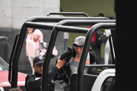 Un indigente de los que deambulan en el centro de la ciudad, al parecer bajo los influjos del alcohol o de alguna otra sustancia fue detenido por elementos de seguridad pública después de haber agredido verbalmente e intentar golpear a reporteros mientras hacían una entrevista en el corredor del edificio Nachita. 