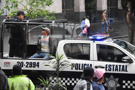 Un indigente de los que deambulan en el centro de la ciudad, al parecer bajo los influjos del alcohol o de alguna otra sustancia fue detenido por elementos de seguridad pública después de haber agredido verbalmente e intentar golpear a reporteros mientras hacían una entrevista en el corredor del edificio Nachita. 