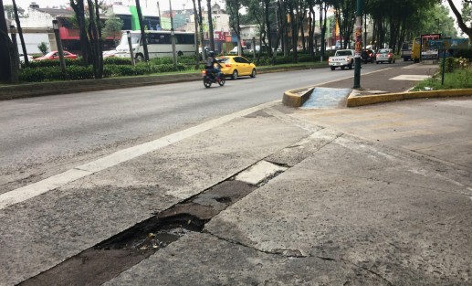 En la esquina de la abundancia, Acueducto esquina con avenida Xalapa, se encuentra este boquete que ya tiene entre sus haberes varias ponchaduras.