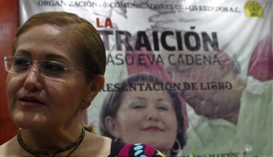 Me pasó esto por pendeja, terminó diciendo Eva Cadena en su última intervención de la presentacion del libro; contestó preguntas de diferentes personas adheridas a los diferentes partidos, entre ellos a los de Morena. 