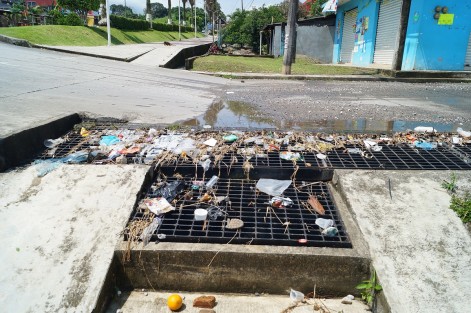 Basura sigue tapando alcantarillas y provocando afectaciones, en Tlapacoyan y en muchas ciudades veracruzanas.  