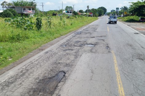 Carreteras federales siguen igual o peor, solo provocan daños a los vehículos y generan accidentes.

