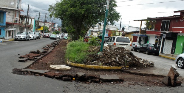 Desde diciembre pasado un tramo de la calle Encanto, en Xalapa se encuentra en estas condiciones;la nueva administación mandó hace 20 días a personal a levantar concreto, pero nuevamente la obra quedó en el abandono.  Aquí no hay cambio. 