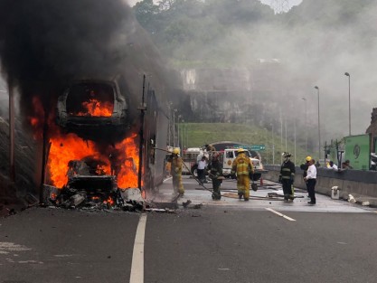 Un tráiler que transportaba vehículos,de los conocidos como madrina, se incendió en el Libramiento Veracruz- México a la altura del túnel de Banderilla. 