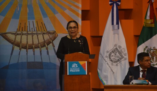 La rectora de la Universidad Veracruzana, Sara Ladrón de Guevara, acompañada de funcionarios e invitados especiales, inauguró la Feria Internacional del Libro Universitario (FILU) 2018, que en esta ocasión tiene como país invitado a España.