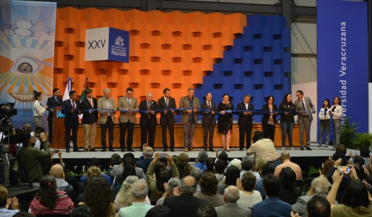 La rectora de la Universidad Veracruzana, Sara Ladrón de Guevara, acompañada de funcionarios e invitados especiales, inauguró la Feria Internacional del Libro Universitario (FILU) 2018, que en esta ocasión tiene como país invitado a España.