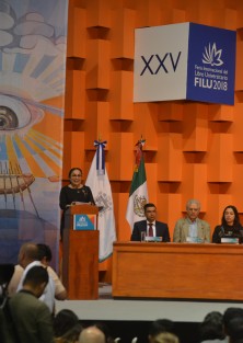 En su discurso inaugural de la FILU, la rectora de la UV le hizo comentario en tono de broma alalcalde Hipólito Rodríguez - Ya ve señor alcalde los problemas de movilidad ya que llegó tarde.