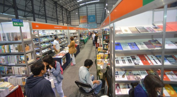 La Editorial de la Universidad Veracruzana (UV) presentará más de 20 nuevas publicaciones en la XXV Feria Internacional del Libro Universitario (FILU), que se realizará del viernes 27 de abril al domingo 6 de mayo en el Complejo Deportivo Omega, en la ciudad de Xalapa. A las presentaciones asistirán los autores y traductores de las obras. 