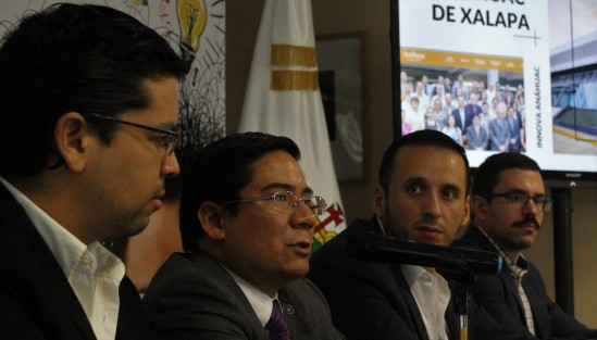 Aspectosde la conferencia de prensa <em>Una idea para cambiar el futuro</em>, esto es para fortalecer e incentivar el talento en Veracruz y personas interesadas en arrancar o impulsar una idea de negocios; estuvieron presentes personal de Universidad Anáhuac, funcionarios del Congreso y el diputado Sergio Hernández.  