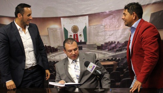 En lo que es la entrega de Plan Municipal de Desarrollo, le tocó al alcalde de Boca del Río, Alonso Morelli, quien fue recibido por el diputado Sergio Hernández y el secretario de fiscalización del Congreso, Óscar Viveros. A la fecha sólo 48 de los 212 municipios han entregado el documento. 