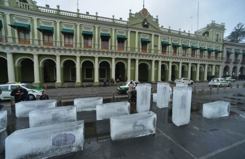 Varios colectivos, así como un licenciado en artes, colocaron igual que el año pasado, un contra monumento en la plaza Lerdo realizado con bloques de hielo, con el que recordaron que hace seis años fuera asesinada  Regina Martinez. 
