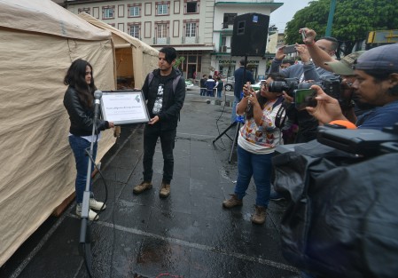 Varios colectivos, así como un licenciado en artes, colocaron igual que el año pasado, un contra monumento en la plaza Lerdo realizado con bloques de hielo, con el que recordaron que hace seis años fuera asesinada  Regina Martinez. 