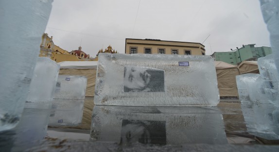 Cada uno de los bloques de hielo colocados en la Plaza Lerdo, contiene la fotografía de uno de los periodistas asesinados en Veracruz en los últimos años, incluyendo los 4 que van en este gobierno del cambio. 