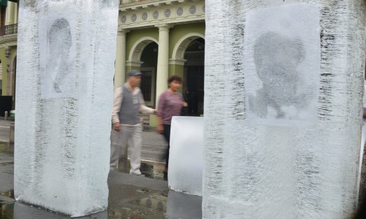 Cada uno de los bloques de hielo colocados en la Plaza Lerdo, contiene la fotografía de uno de los periodistas asesinados en Veracruz en los últimos años, incluyendo los 4 que van en este gobierno del cambio. 