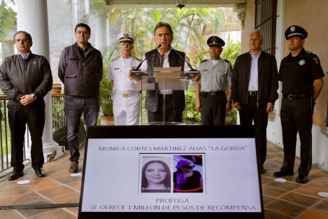 En conferencia del grupo de Coordinación Veracruz se informó de la detención del presunto responsable de la muerte de la doctora Elda Domínguez, en Martínez de la Torre y que se busca a Mónica Cortés Martínez, alias La Gorda, qien estaría también acusada de los hechos, prófuga, y por quien se ofrece una recompensa hasta de un millón de pesos.
