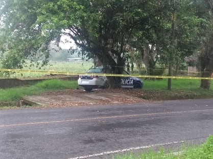 Sujetos a bordo de dos vehículos, se enfrentaron esta tarde con un oficial de policía, esto afuera de la USBI Ixtaczoquitlán, ubicada en la congregación de Sumidero, el policía respondió a la agresión resultando herido. Los agresores huyeron del lugar.