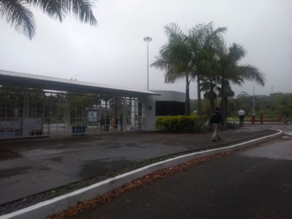 Sujetos a bordo de dos vehículos, se enfrentaron esta tarde con un oficial de policía, esto afuera de la USBI Ixtaczoquitlán, ubicada en la congregación de Sumidero, el policía respondió a la agresión resultando herido. Los agresores huyeron del lugar.