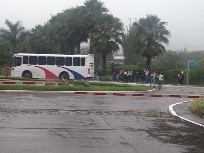 Al lugar acudieron elementos policiacos de los tres niveles de gobierno, los cuales aseguraron el área, realizando una inspección minuciosa. Cerca de las 17:30 horas se dio el aviso de que se desalojarían todas las instalaciones, para esto se contrataron autobuses.
