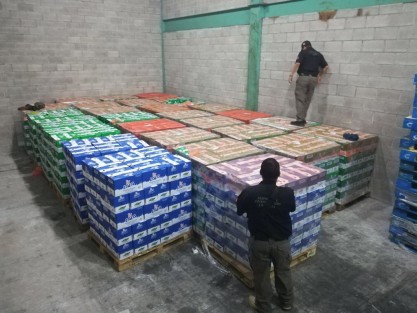 La PGR aseguró en una bodega de la Central de Abasto de Amatlán, dos mil 99 cajas, cada una con 12 litros de leche, producto del robo a un tráiler en días pasados.  