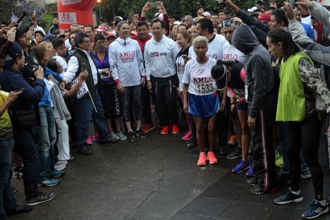 El candidato a la Gubernatura por la coalicion Juntos Haremos Historia, Cuiltláhuac García, arrancó su campaña en el Paseo de Los Lagos de la ciudad de Xalapa, con una carrera  junto a la atleta Ana Gabriela Guevara. 