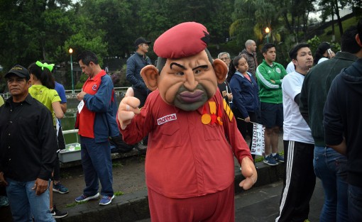 Personas vestidas con botargas y tenis azules se intentaron infiltrar entre los simpatizantes, pero fueron corridos por ´éstos al grito de ¡Provocadores!, ya que no pertenecen a ningún grupo de estos partidos. 