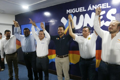 El candidato a la gubernatura de Veracruz de la coalición <em>Por Veracruz al Frente</em>, Miguel Ángel Yunes Márquez, arrancó su campaña con una rueda de prensa en el municipio de Boca del Río.  