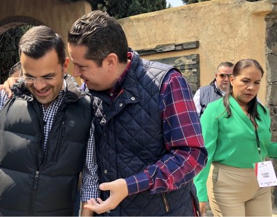 El diputado Juan Manuel del Castillo se vio dando consejos a Carlos Aceves, como testigo la candidata del PVEM a diputadapor Misantla, Eleaney Sesma. 