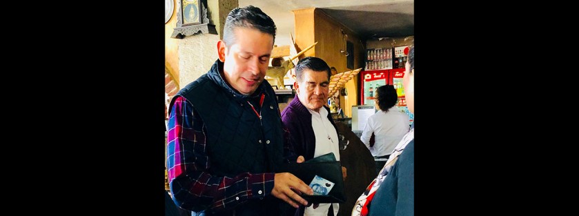 El diputado Juan Manuel del Castillo, discutiéndose con 20 pesitos de propina luego del desayuno de la unidad. 