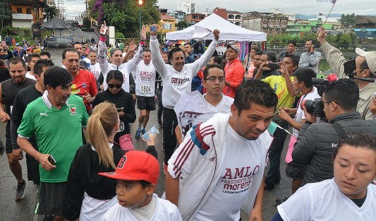El candidato a la Gubernatura por la coalición Juntos Haremos Historia, Cuiltláhuac García, arrancó su campaña en el Paseo de Los Lagos de la ciudad de Xalapa, con una carrera junto a la atleta Ana Gabriela Guevara.