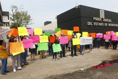 Familiares y amigos de la mujer que fue agredida física y sexualmente en la colonia López Mateos, se manifestaron afuera del PoderJudicial del Estado de Veracruz para exigir que se aplique la pena máxima al presunto violador que ya está detenido.