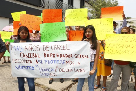 Familiares y amigos de la mujer que fue agredida física y sexualmente en la colonia López Mateos, se manifestaron afuera del PoderJudicial del Estado de Veracruz para exigir que se aplique la pena máxima al presunto violador que ya está detenido.