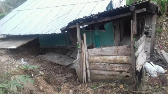  La noche del pasado viernes se suscitó un fuerte deslave que afectó dos viviendas en la localidad de Santiago, Atzalan, situación que tuvo que ser atendida por las autoridades de protección civil.