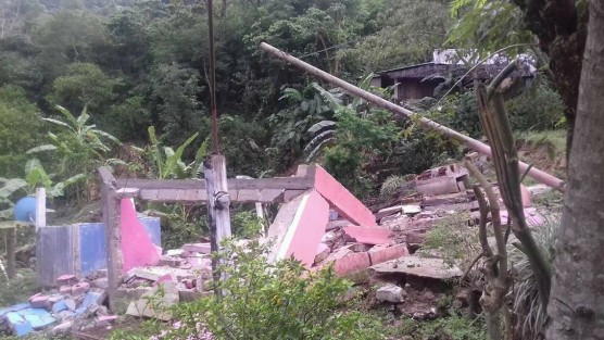  La noche del pasado viernes se suscitó un fuerte deslave que afectó dos viviendas en la localidad de Santiago, Atzalan, situación que tuvo que ser atendida por las autoridades de protección civil,