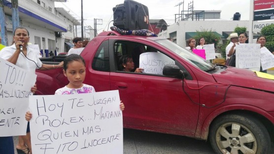Familiares y amigos de Rodolfo N. mejor conocido como Rolex o el Fito, detenido como presunto asesino de la doctora Elda Domínguez Sollozo, se manifestaron en contra de su detención, pues aseguran es inocente. 