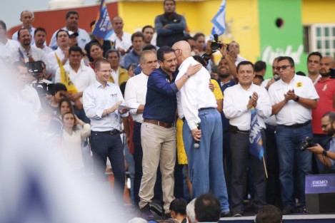 Finalmente en el inicio de campaña de Miguel Ángel Yunes Márquez en Boca del Río apareció el dirigente nacional de Moviento Ciudadano, Dante Delgado Rannauro, para levantarle la mano al hijo del actual Gobernador de Veracruz. Acto sellado con un tierno abrazo, como cuando te dan tu regalo de Día del Niño. 