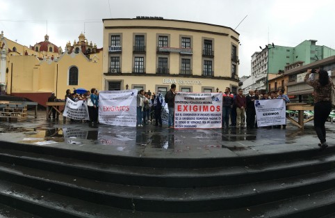  Trabajadores de la Universidad Pedagógica Nacional (UPN) en Veracruz, se manifestaron en la Plaza Lerdo de Xalapa exigiendo la destitución del encargado de la coordinación  las unidades Regionales de la UPN, Carlos Adrián Campillo Lascurain, y exigiendo sea nombrado un académico de la propia institución.
