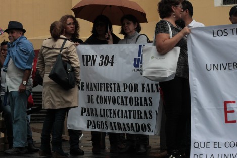 Algunas otras peticiones dejaron ver los trabajadoes de la UPN en sus mantas. 