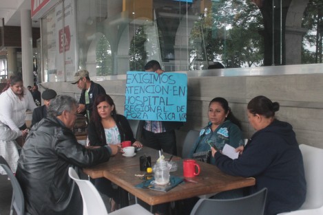 Respaldada por el Movimiento de Unidad Popular, la señora Ernestina Castelán Joaquín, originaria de Poza Rica, pide apoyo de las autoridades, ya que padece de miomas, pero en el hospital regional de Poza Rica no es atendida por presuntamente falta de ginecólogos. Desde principios de año no le pueden dar consulta y su mal avanza.