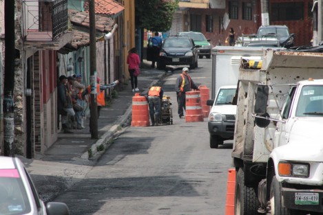 Trabajos de bacheo en la calle Santos Degollado.Tome precauciones. 