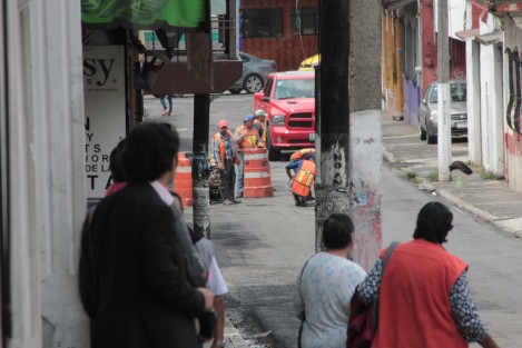 Trabajos de bacheo en la calle Santos Degollado.Tome precauciones. 